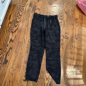 Lululemon camo print black pants size 4